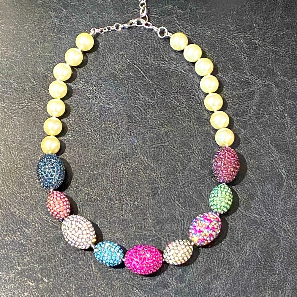 Multicolor crystals and pearl necklace